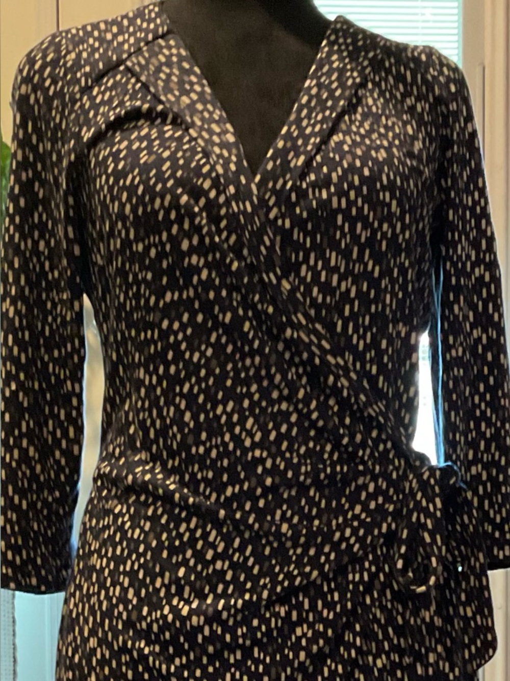 ANN TAYLOR WRAP AROUND DRESS. FULLY LINED. LONG SLEEVE SIZE LP